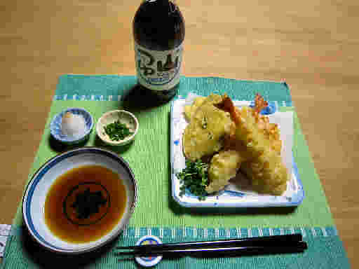 天ぷらとめんつゆと薬味が食卓に並んでいる様子