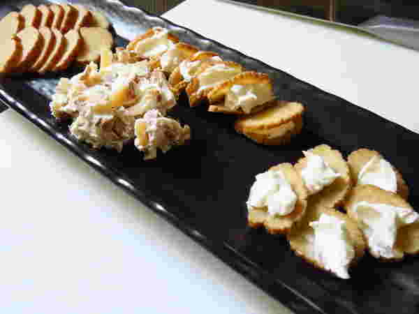 いぶりがっことクリームチーズを組み合わせたいろいろな種類のおかず