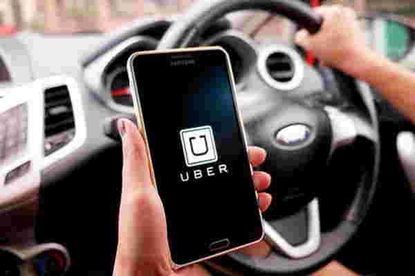 車内でUberを使っている様子