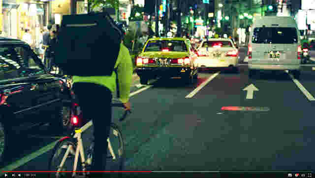 夜の道路を走っている自転車の様子