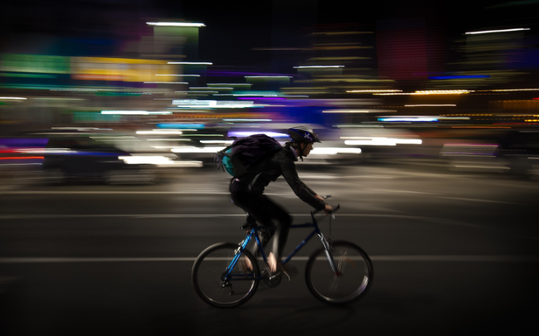 スピード感のある自転車の様子