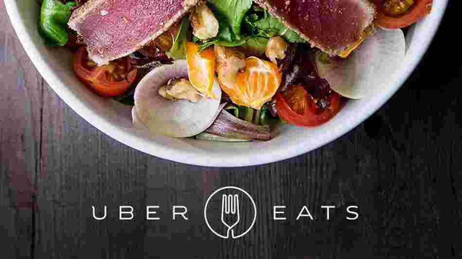 UberEatsのロゴと白いお皿に盛られたサラダの様子
