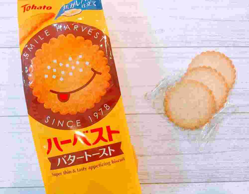 ハーベストのお菓子のパッケージと中身を並べている様子