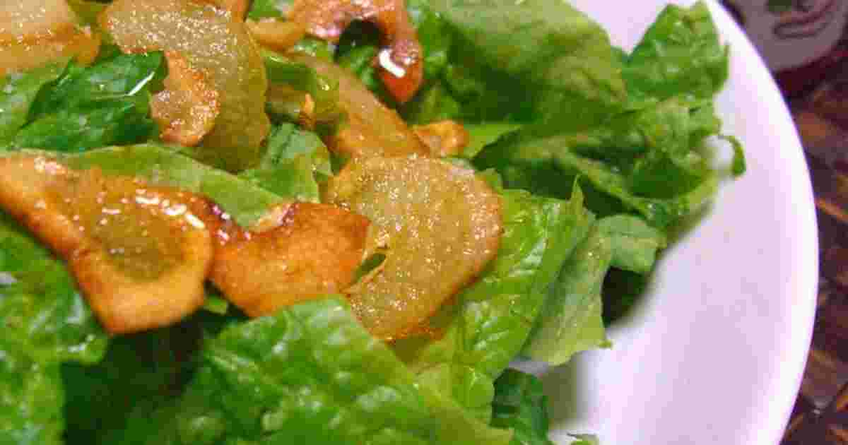 チシャ菜のにんにくチップのせサラダ