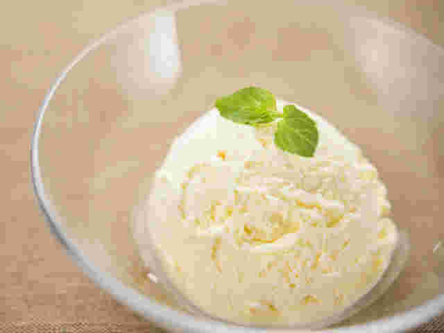 ガラスの器に盛られたバニラアイスクリーム