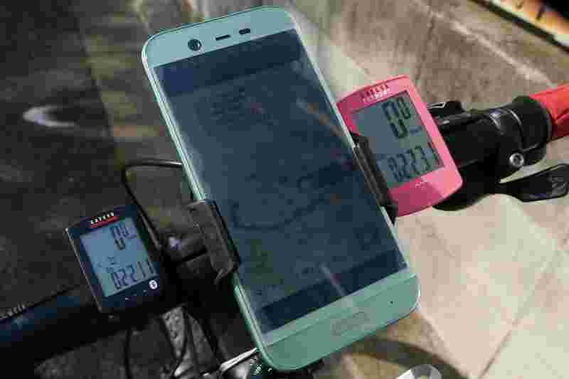ウーバーイーツ配達員がスマホのアプリを見ている様子