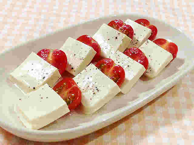 絹ごし豆腐とミニトマト