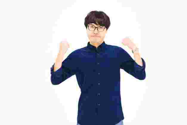 ガッツポーズをする男性