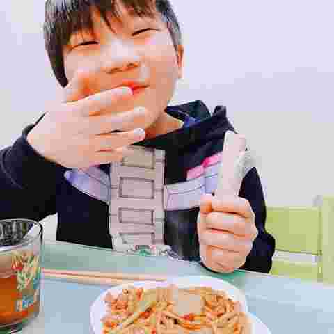 魚肉を食べている子ども