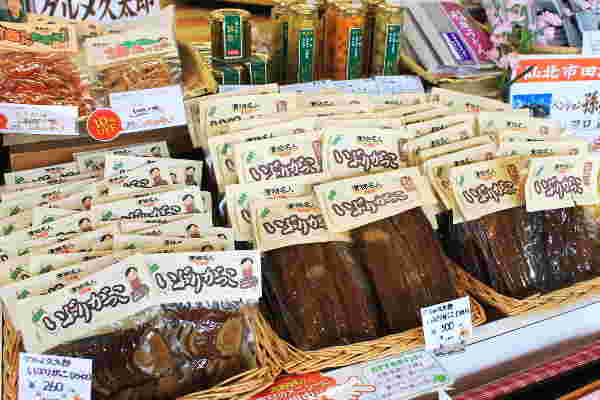 土産物屋に並んだたくさんの種類のいぶりがっこ