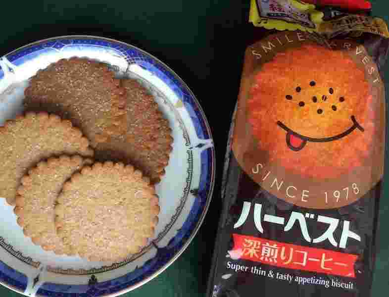 ハーベスト深煎りコーヒーのパッケージと皿に盛ったハーベスト