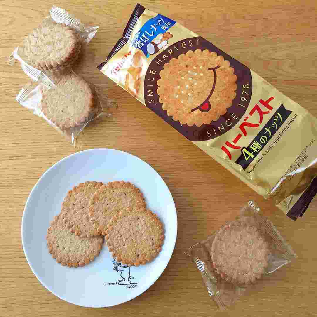 ハーベスト4種のナッツのパッケージと皿に盛ったハーベスト