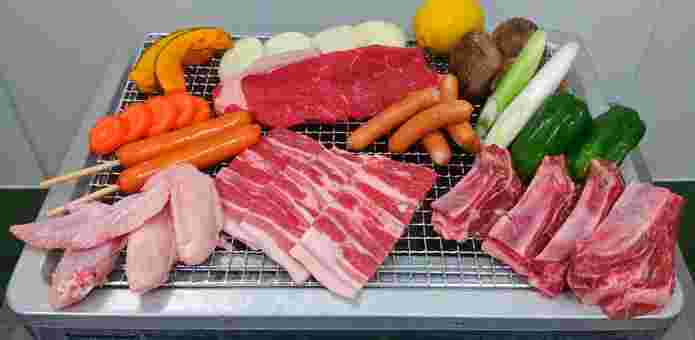 BBQ網の上のバーベキュー食材