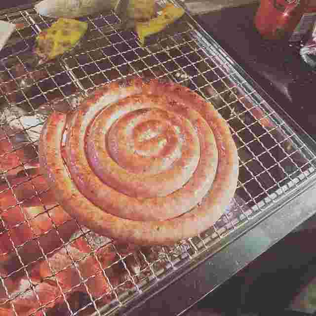 網の上のトルネードソーセージ