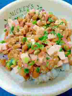 納豆や魚肉ソーセージが乗ったご飯