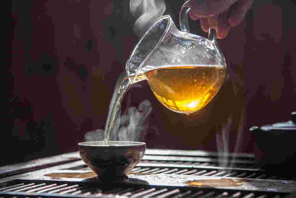 プーアール茶を注ぐ画像