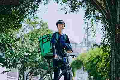 自転車でウーバーイーツ配達員が配達している様子