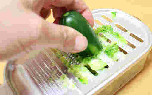 きゅうりをすりおろしている画像
