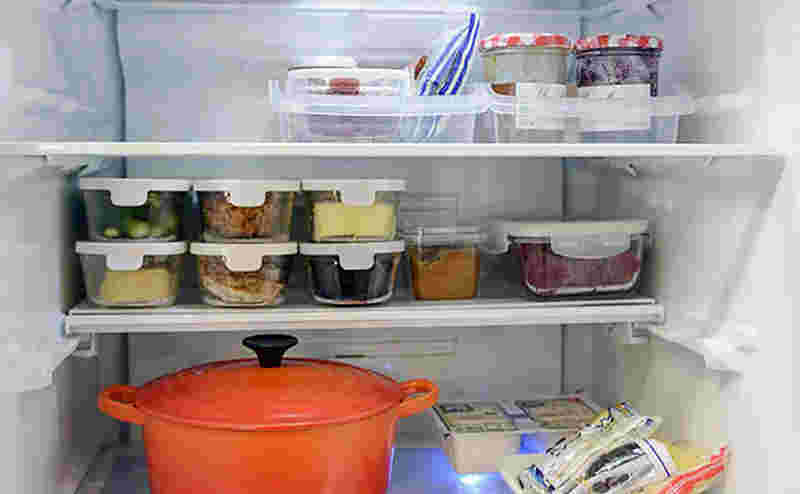 冷蔵室に食品と大きなオレンジの鍋