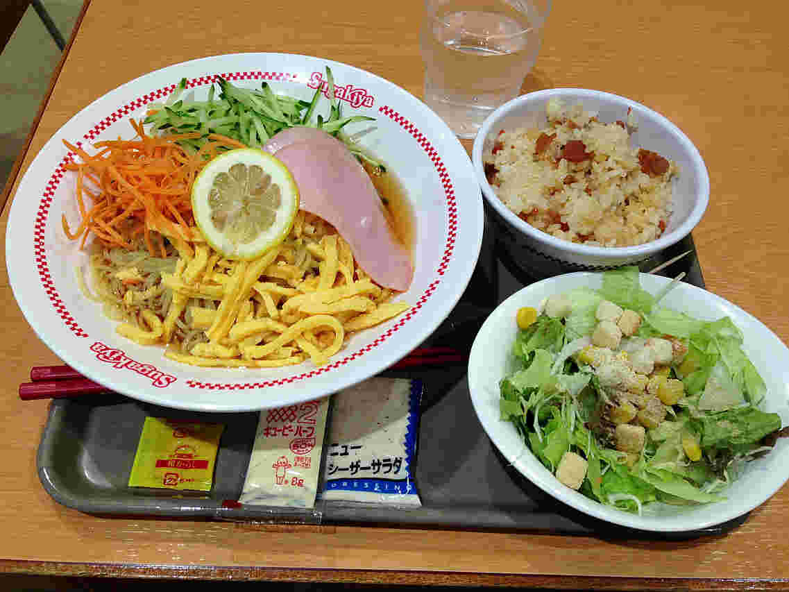 マヨネーズ別添えのスガキヤの冷やし中華とサラダと炊き込みご飯