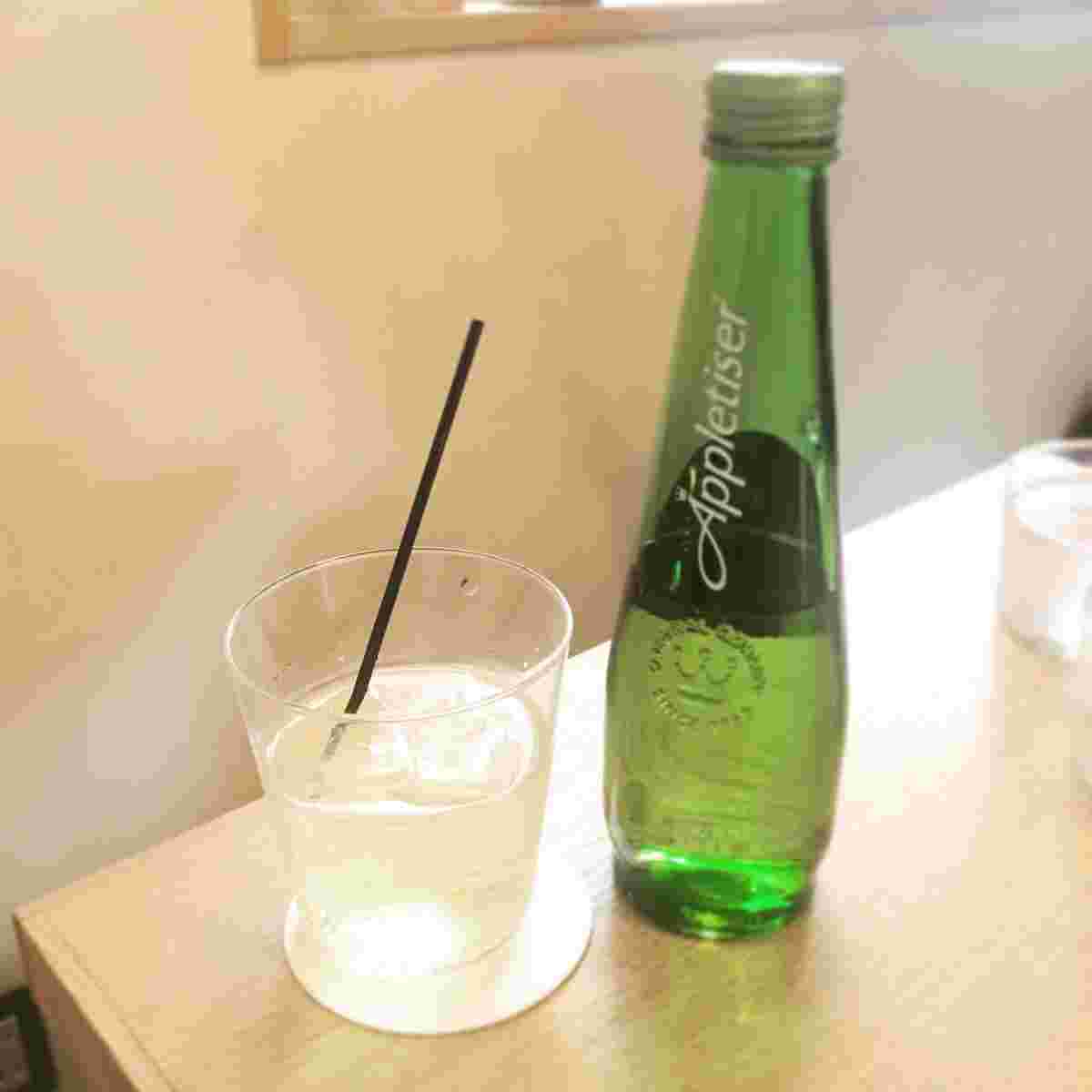 細いストローの刺さったドリンク
