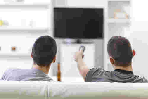 テレビを見る男性2人