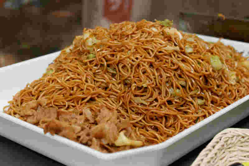 器いっぱいに盛られた焼きそばの様子