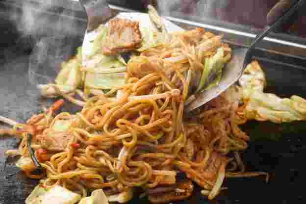 鉄板の上で焼きそばを作っている様子