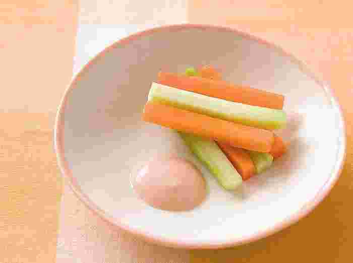 野菜スティックとヨーグルトソース