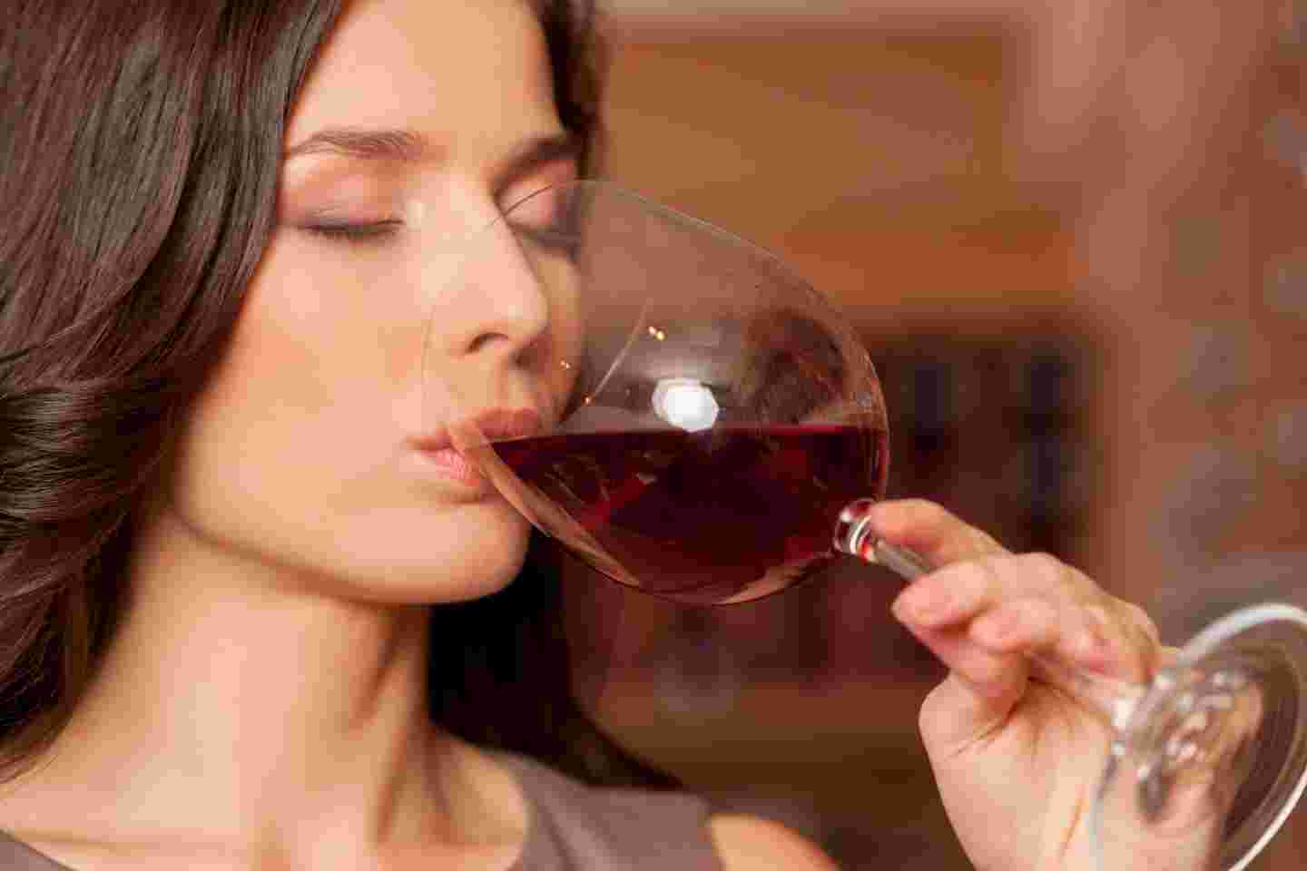 ワインを飲んでいる女性の画像