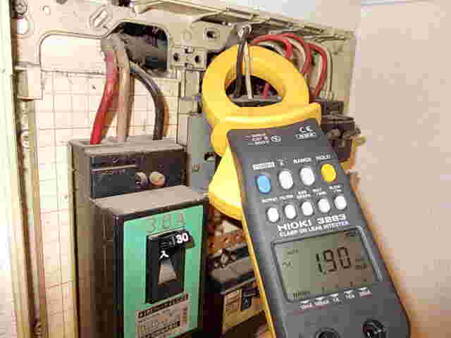 配線が取り付けられている機器に漏電を計る機械で線で挟んでいる