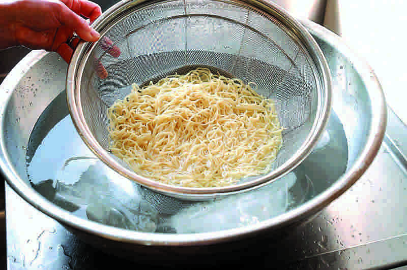 麺を冷水で締める
