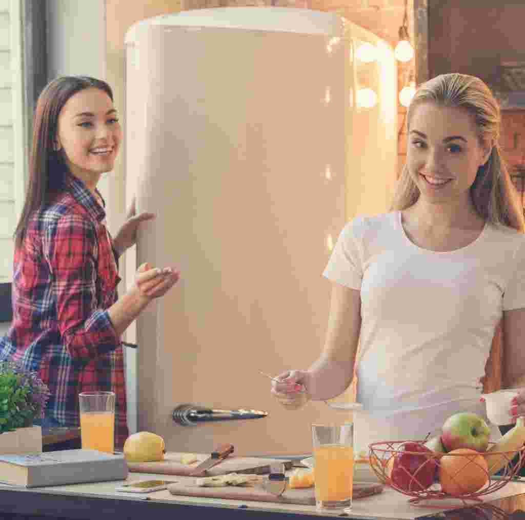 冷蔵庫から何かを取り出そうとしている女性と料理をしている女性
