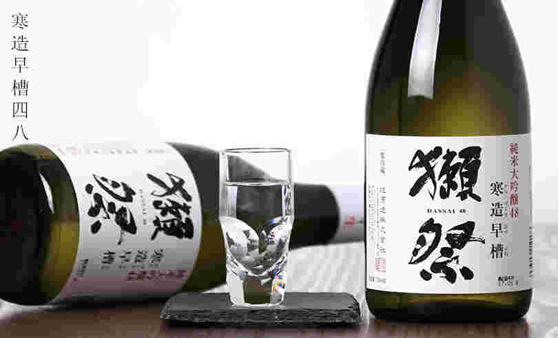 グラスに入ったお酒と獺祭の瓶