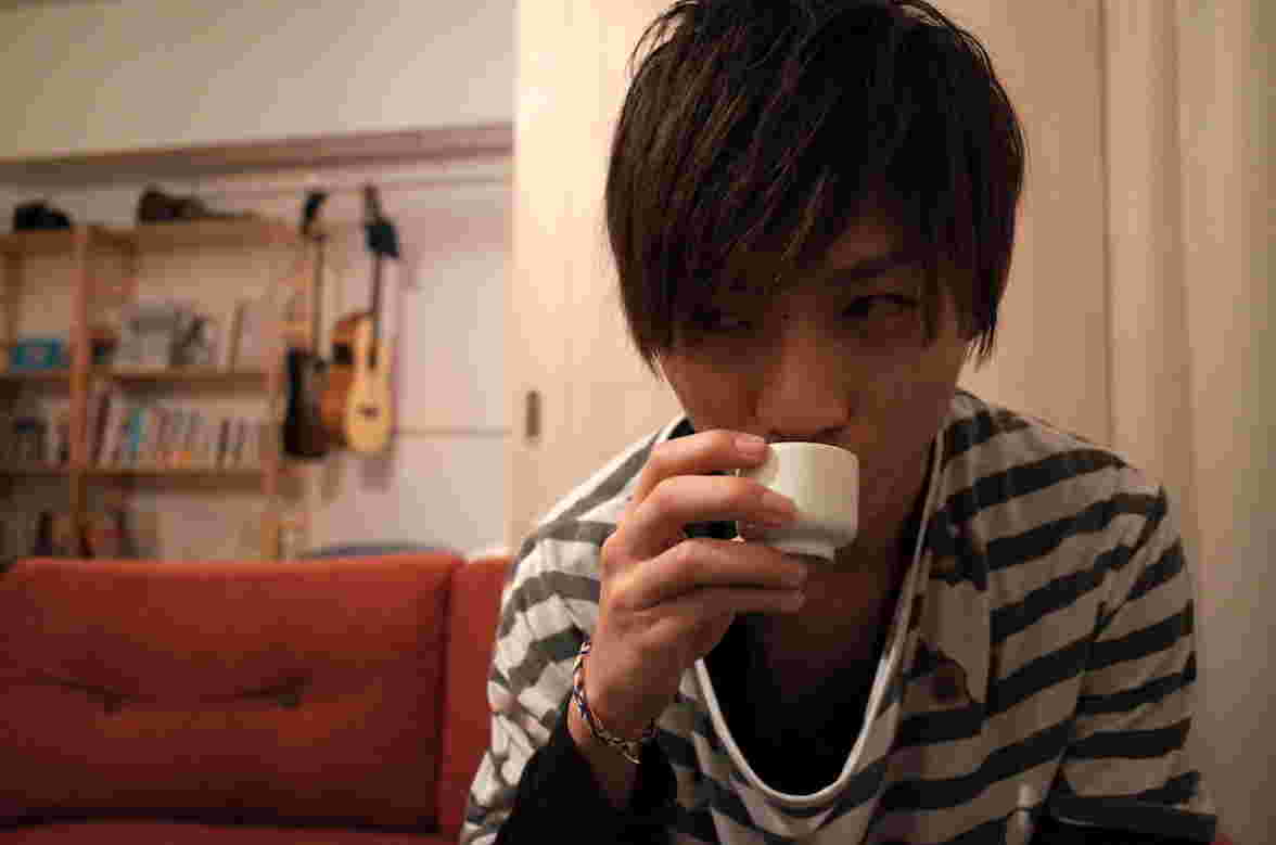 日本酒を飲んでいる男性