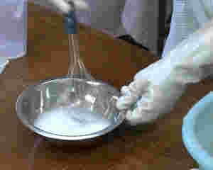凝固剤溶液を作る様子