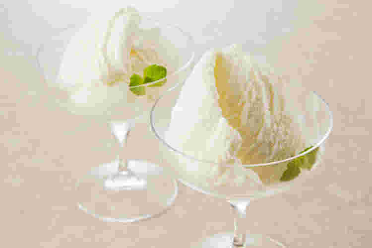 ガラスの器に盛られたバニラアイスクリーム