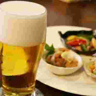 テーブルの上にビールと美味しいおつまみ