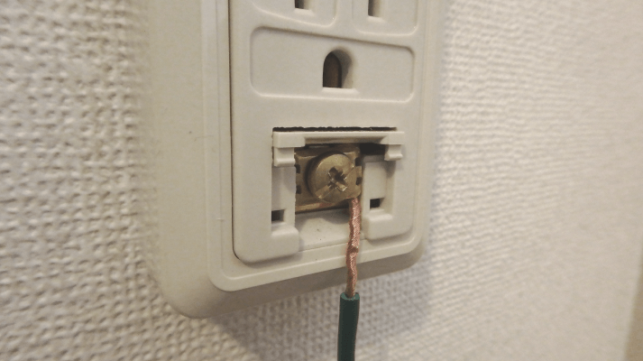 アースをつないでいるところ