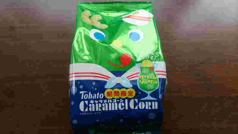 キャラメルコーンのクリームソーダ味のお菓子を机の上に置いている様子