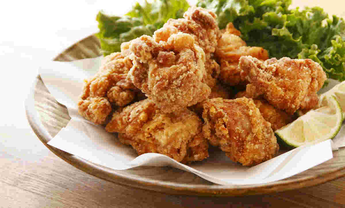 表面がカリッと中はジュワっとおいしい鶏のから揚げ