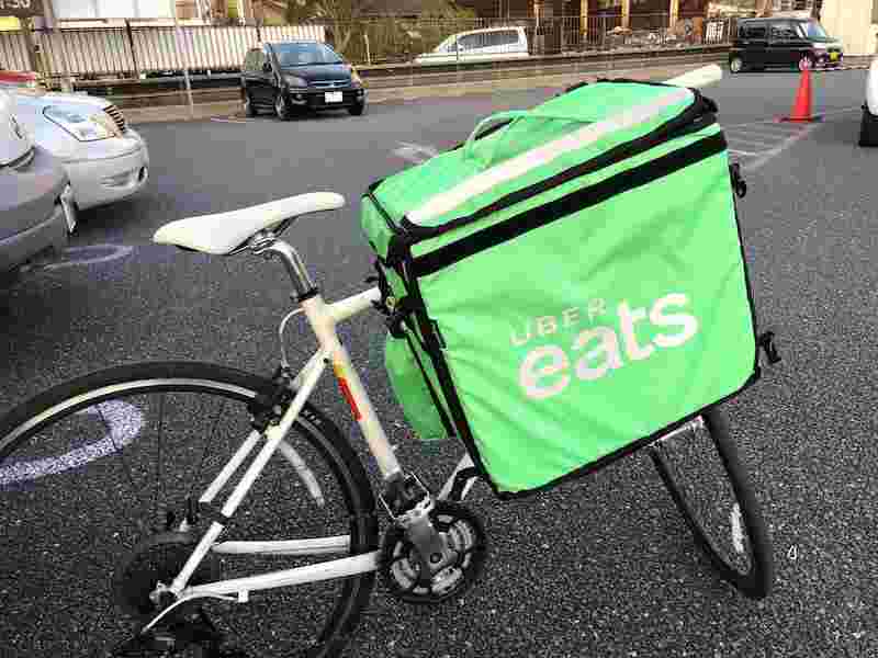 自転車とウーバーイーツのカバン
