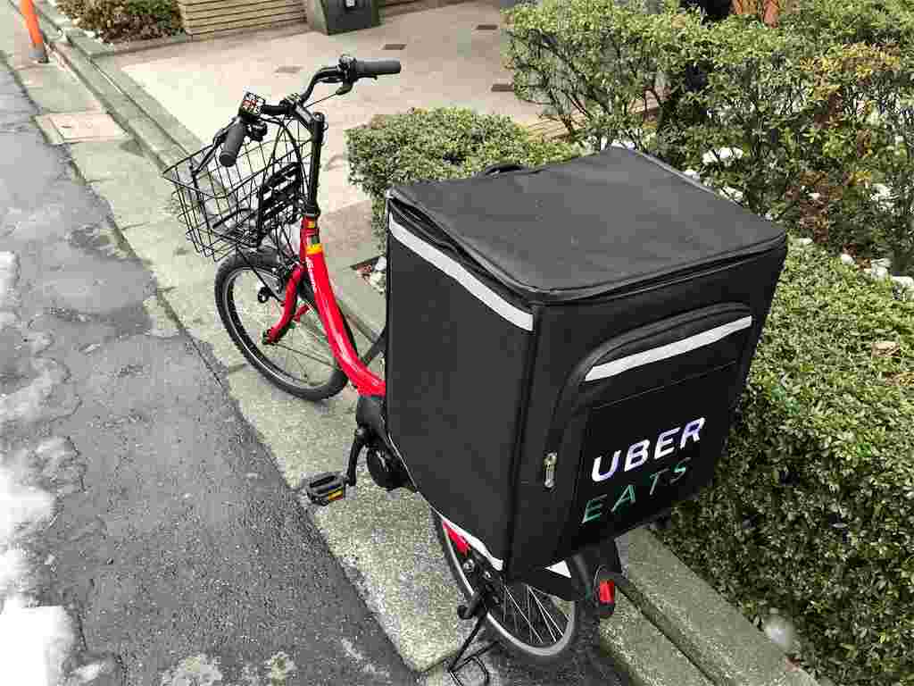 自転車とウーバーイーツのカバン