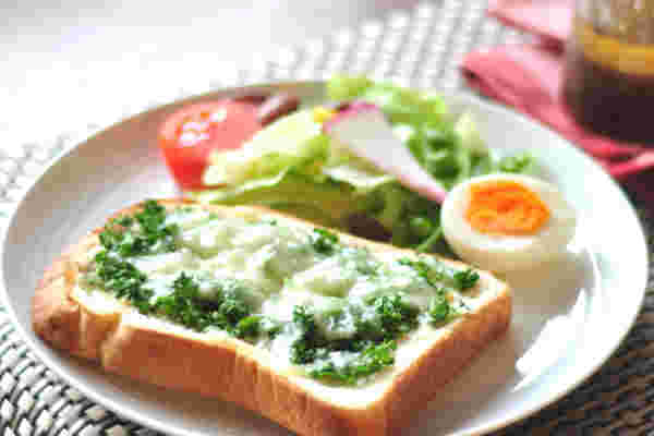パセリトーストと付け合わせの野菜やゆで卵