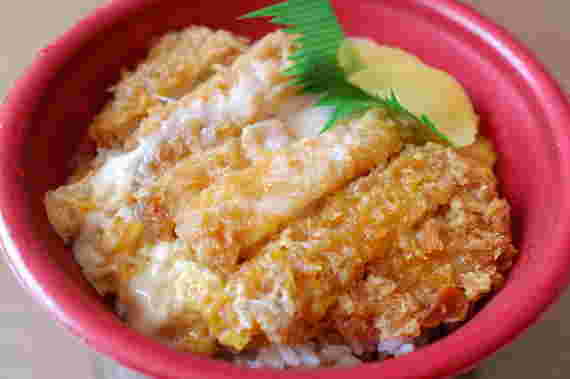 ご飯が隠れるほどのほっともっとのロースかつ丼の様子
