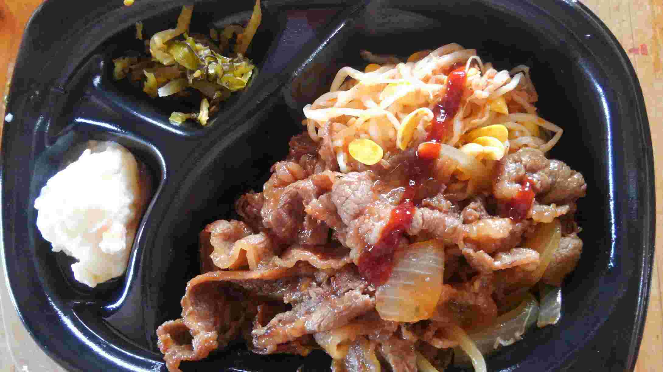 焼き肉屋のカルビのようなほっともっとのカルビ焼肉弁当の様子