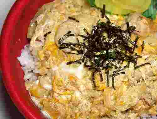しっかりと卵でとじているほっともっとの親子丼の様子