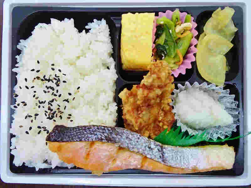 厚切りの鮭が魅力のほっともっとのしゃけ塩焼き弁当の様子