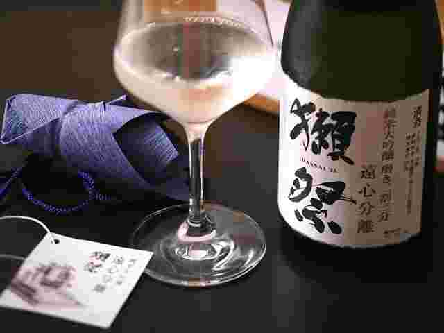 純米大吟醸（磨き二割三分/遠心分離）とワイングラス