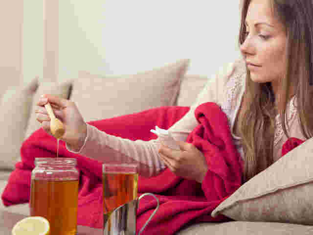 寝る前にはちみつを食べる女性